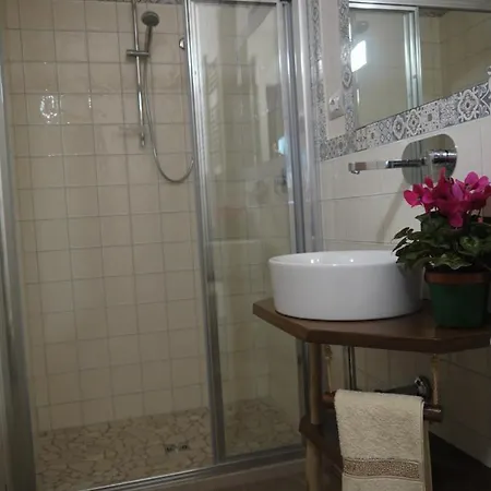 Cara Pace In Collina Per Gruppi Nyaraló *